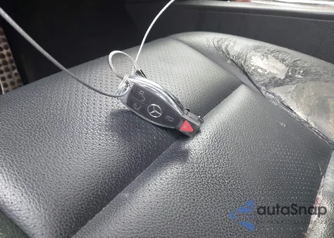 2011 Mercedes-Benz C 300 Luxury/Sport z USA, uszkodzony, nr VIN WDDGF5EB3BR158244